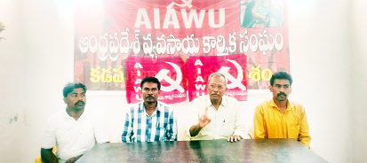 సమావేశంలో మాట్లాడుతున్న భూ పోరాట సాధన కమిటీ జిల్లా కన్వీనర్‌ బి.నారాయణ 