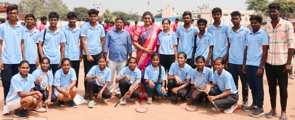 రాష్ట్రస్థాయి బాల్‌ బాడ్మింటన్‌ పోటీల ప్రారంభోత్సవంలో మంత్రి రోజా