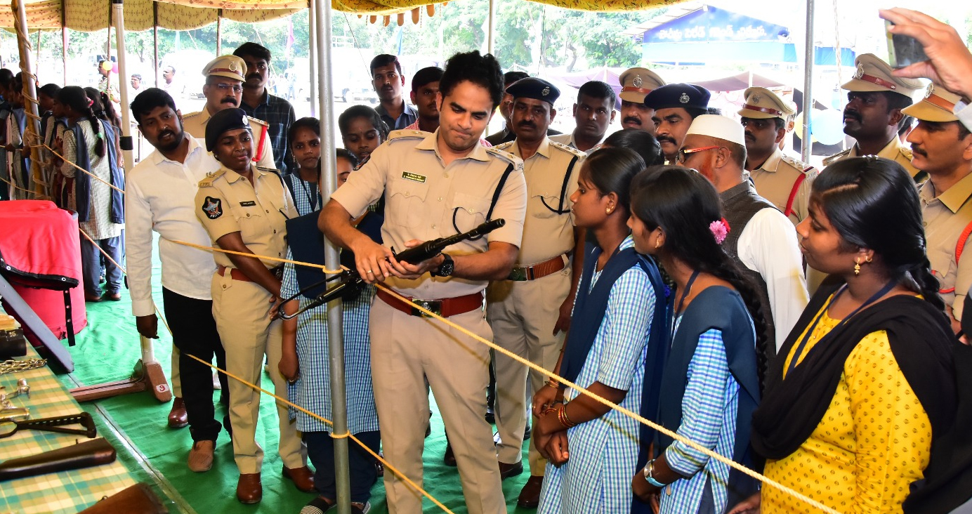 సద్వినియోగం చేసుకోవాలని విద్యార్థులకు ఎస్పీ పిలుపు