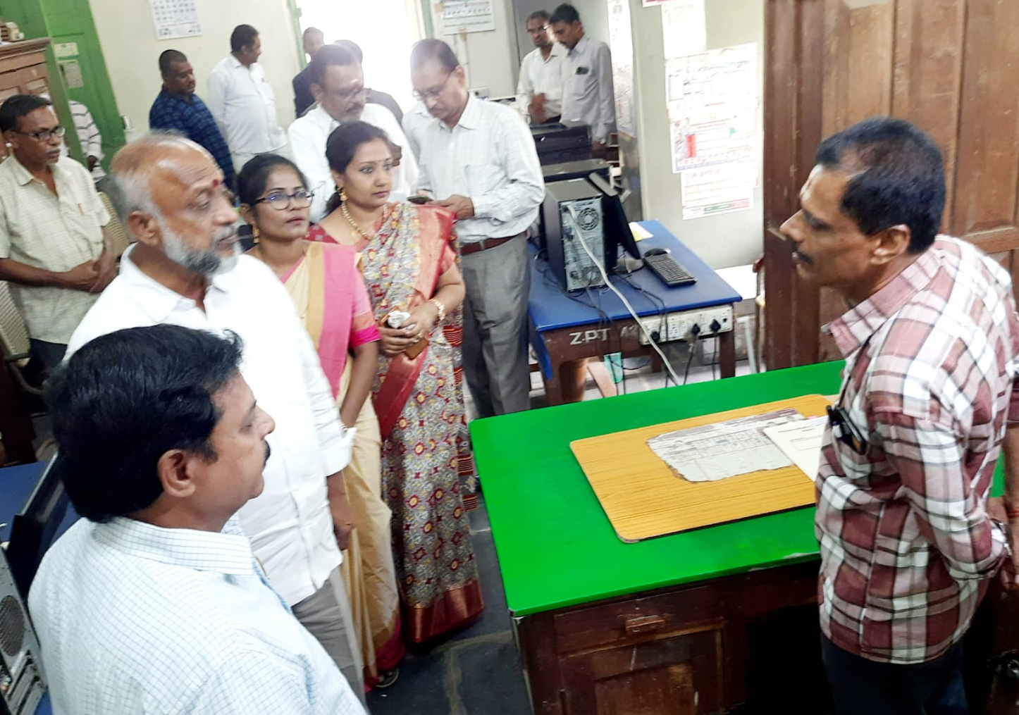 జెడ్పి కార్యాలయ శాఖలను తనిఖీ చేస్తున్న ఛైర్మెన్‌ శ్రీనివాసులు