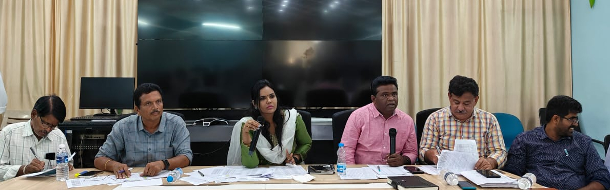 జగనన్న గృహనిర్మాణాలపై సమీక్షిస్తున్న కమిషనర్‌ అరుణ