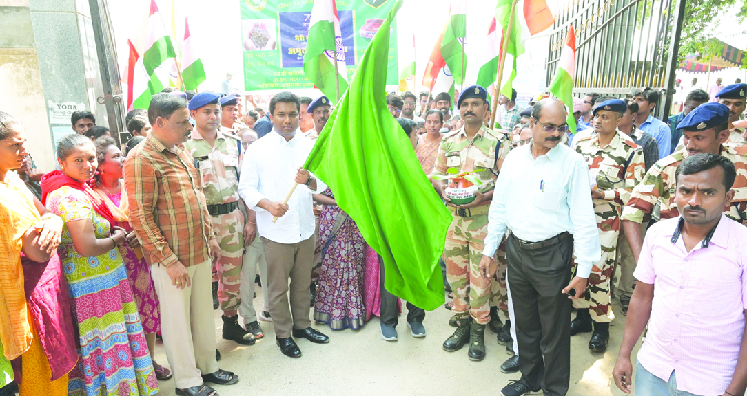 మేరా మట్టి మేరా దేశ్‌ ర్యాలీని ప్రారంభిస్తున్న జిల్లా కలెక్టర్‌