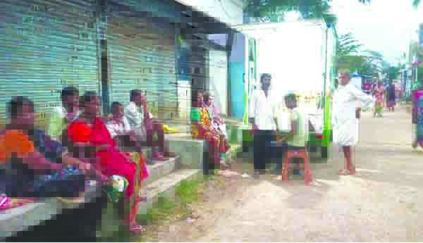 రేషన్‌ సరుకులకు పడిగాపులు