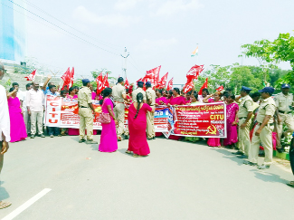 కలెక్టరేట్‌లోకి యానిమేటర్లు వెళ్లకుండా అడ్డుకుంటున్న పోలీసులు