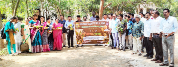 మొక్కలు నాటే కార్యక్రమంలో ప్రిన్సిపల్‌, అధ్యాపకులు