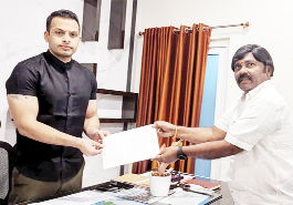 .ఎ స్‌పికి వినతి పత్రం అందజేస్తున్న నాగార్జునరెడ్డి