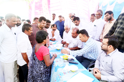  ప్రజల సమస్యలు వింటున్న కలెక్టర్‌ , ఎమ్మెల్యే