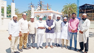 పెద్ద దర్గాను సందర్శిస్తున్న కమిటీ సభ్యులు