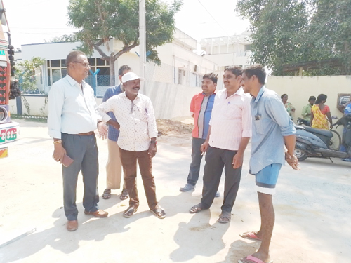 పిల్లల పార్కులో విద్యుత్ ట్రాన్స్ఫారం బిగించవద్దు అంటూ అభ్యంతరం వ్యక్తం చేస్తున్న పరణం అంజన్న నాయుడు