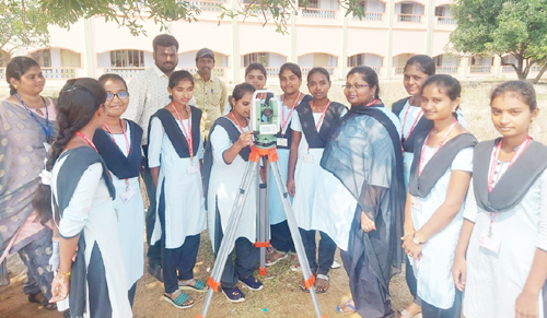 విద్యార్థులకు సర్వేయింగ్ పై ఏడు రోజులగా జరుగుతున్న వర్క్ షాపు