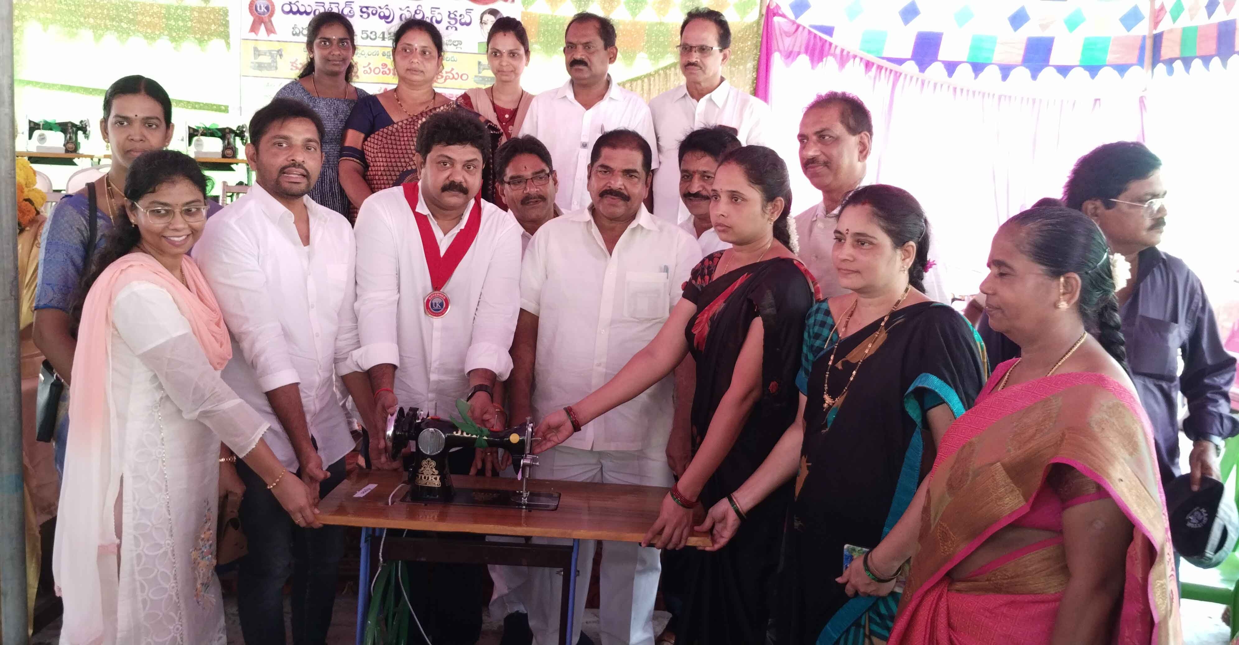 మహిళలకు కుట్టు మిషన్లు అందజేత