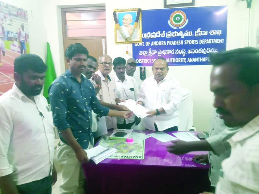  విచారణ అధికారికి వినతిపత్రం సమర్పిస్తున్న సిఐటియు రాష్ట్ర ఉపాధ్యక్షులు జి.ఓబులు, కార్మికులు