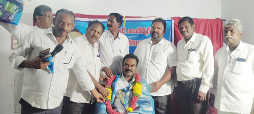 తహసీల్దార్ ప్రభాకరరావు కు సన్మానం చేస్తున్న నాయకులు 