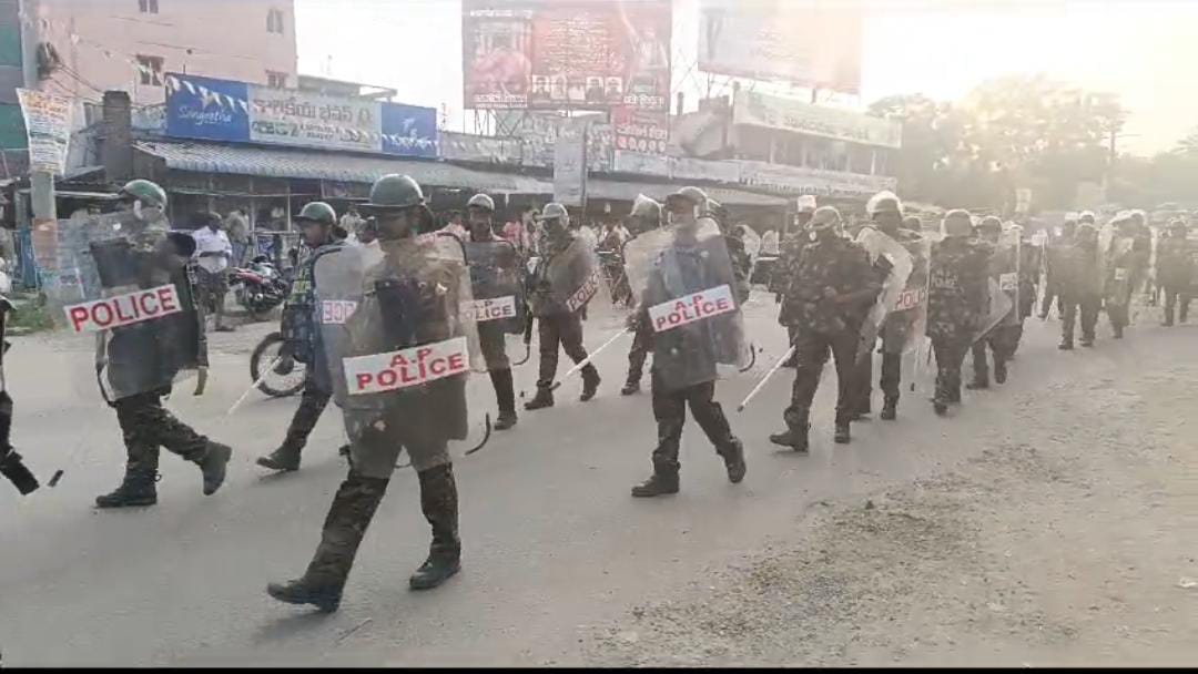 అవనిగడ్డలో పోలీసు కవాతు