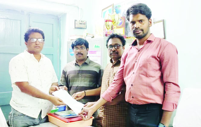 పంచాయతీ కమిషనర్‌కు వినతి పత్రం అందజేస్తున్న సిబ్బంది