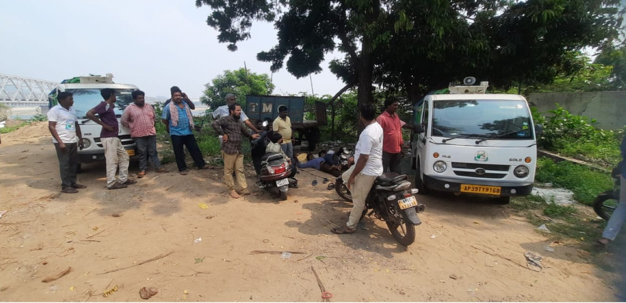 నిలిచిపోయిన చెత్త ఆటోలు