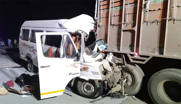 Fatal-accident-12-people-died-after-a-mini-bus-collided-with-a-truck