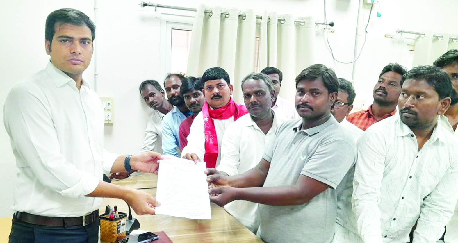 వినతిపత్రం అందజేస్తున్న నాయకులు