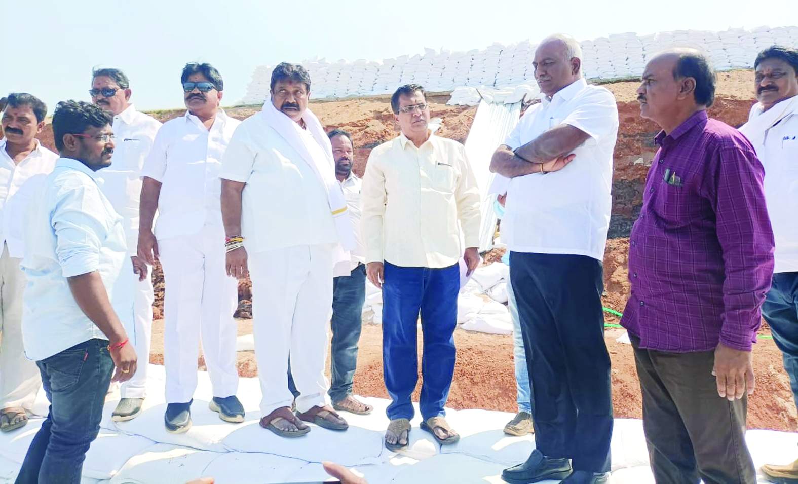 పనులను పరిశీలిస్తున్న ఎమ్మెల్యే