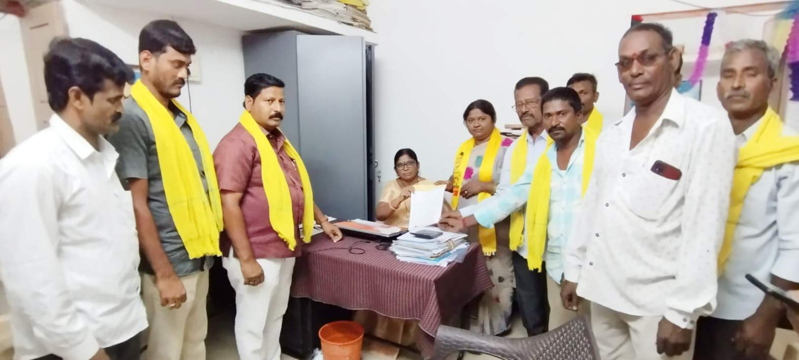 అధికారులకు వినతిపత్రం ఇస్తున్న గుడిసె ఆది కృష్ణమ్మ