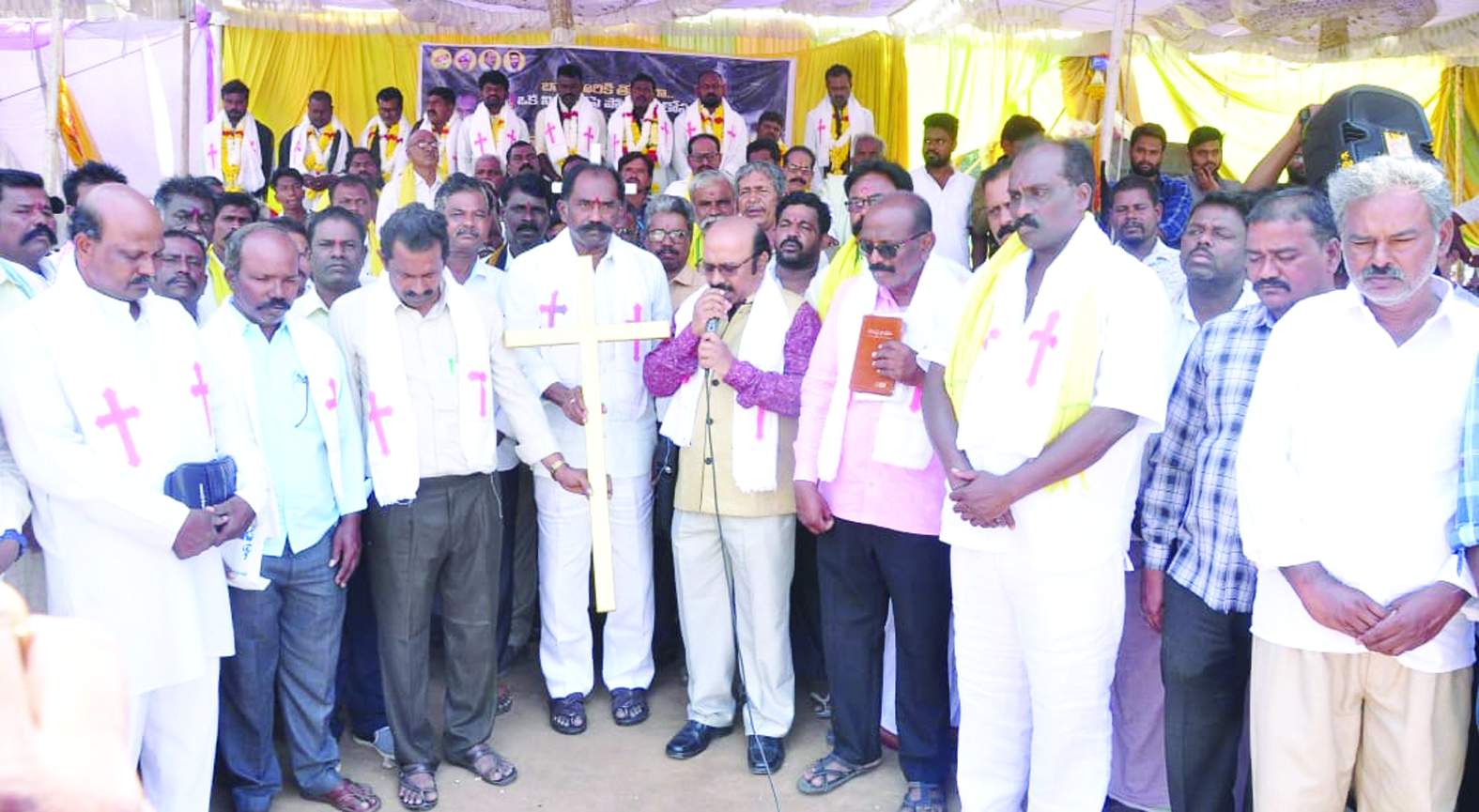 ఆదోనిలో మాట్లాడుతున్న మీనాక్షి నాయుడు