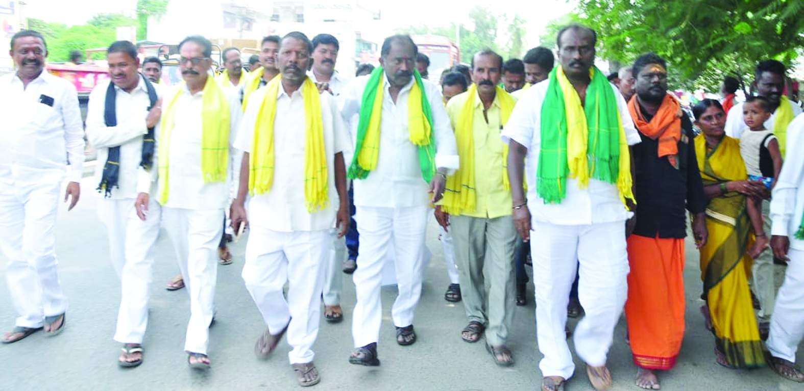 ఆదోనిలో దీక్ష శిబిరానికి తరలి వస్తున్న మీనాక్షి నాయుడు, ఉమాపతి నాయుడు