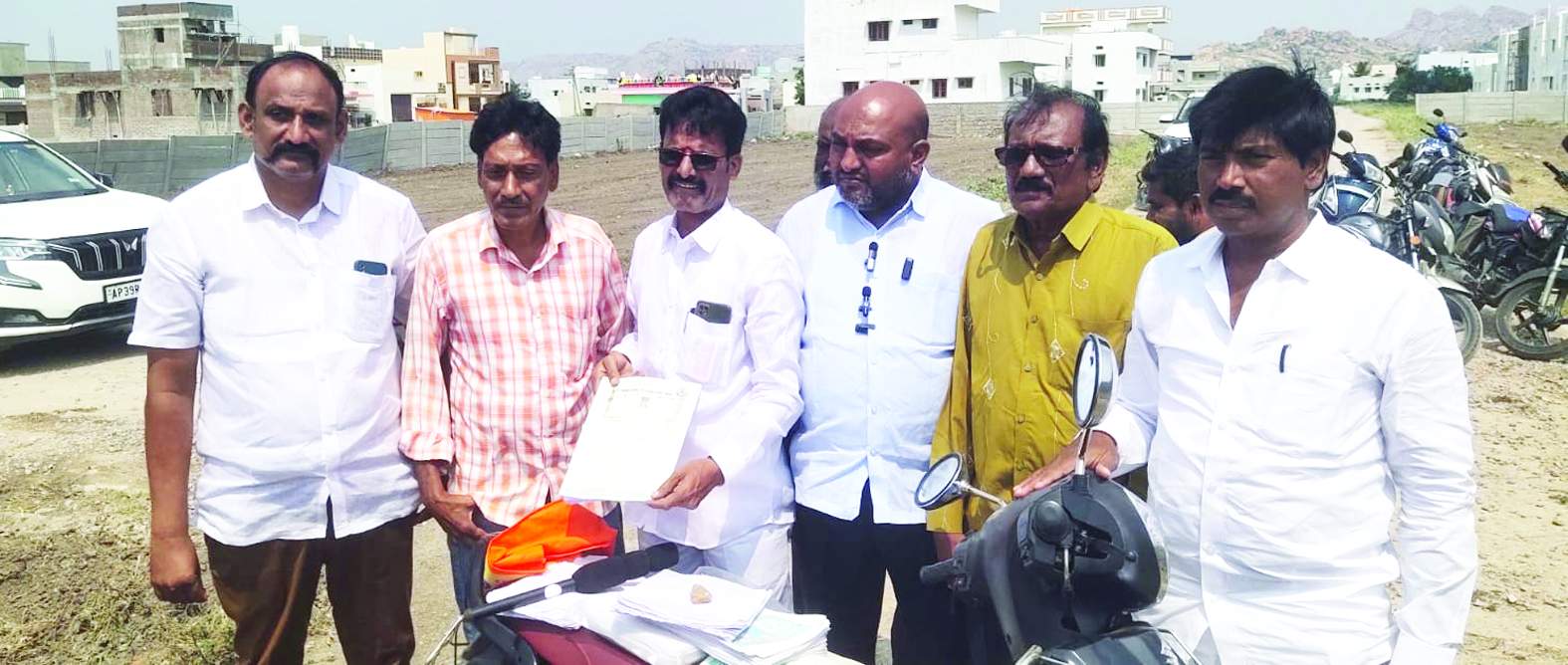 భూమికి సంబంధించిన ఆధారాలు చూపుతున్న వెంకటేశ్వర రెడ్డి