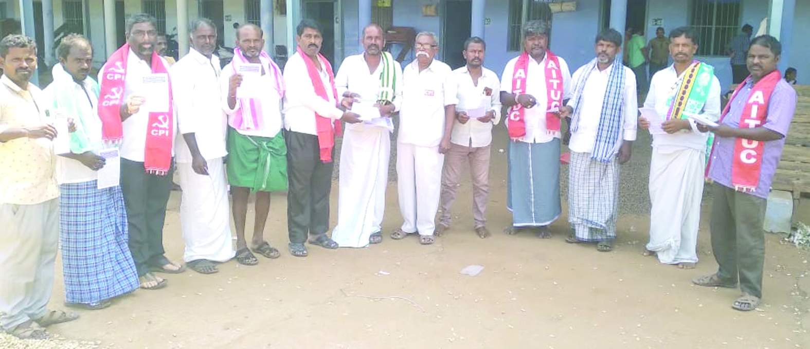 కరపత్రాలు పంపిణీ చేస్తున్న నాయకులు