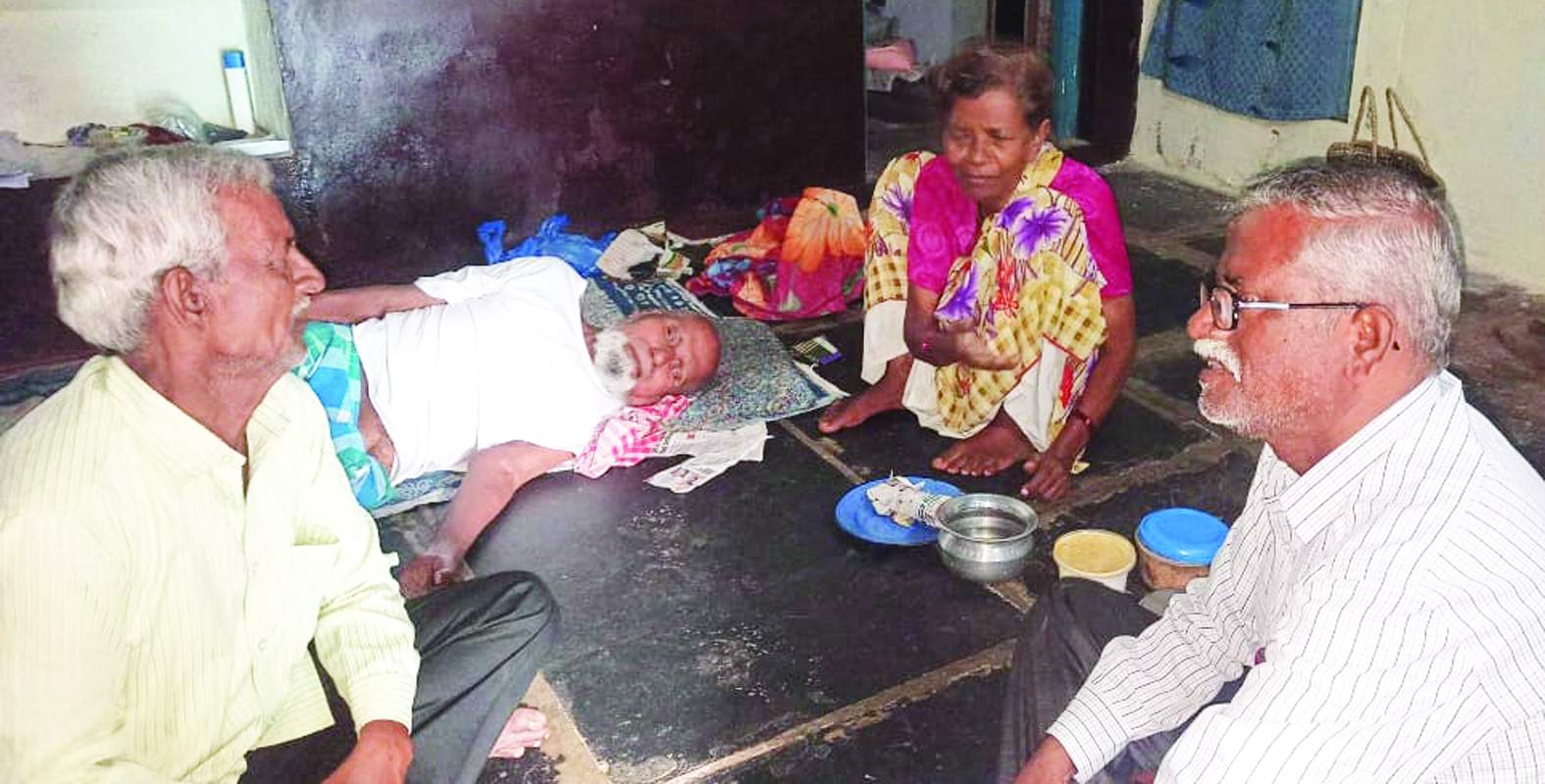 కార్మికుని పరామర్శిస్తున్న సిపిఎం నాయకులు