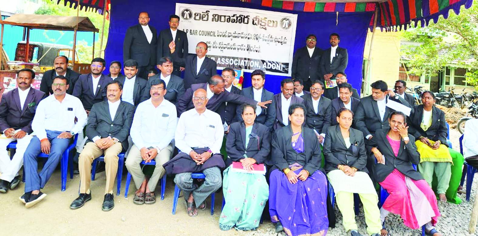 దీక్షల్లో పాల్గొన్న న్యాయవాదులు