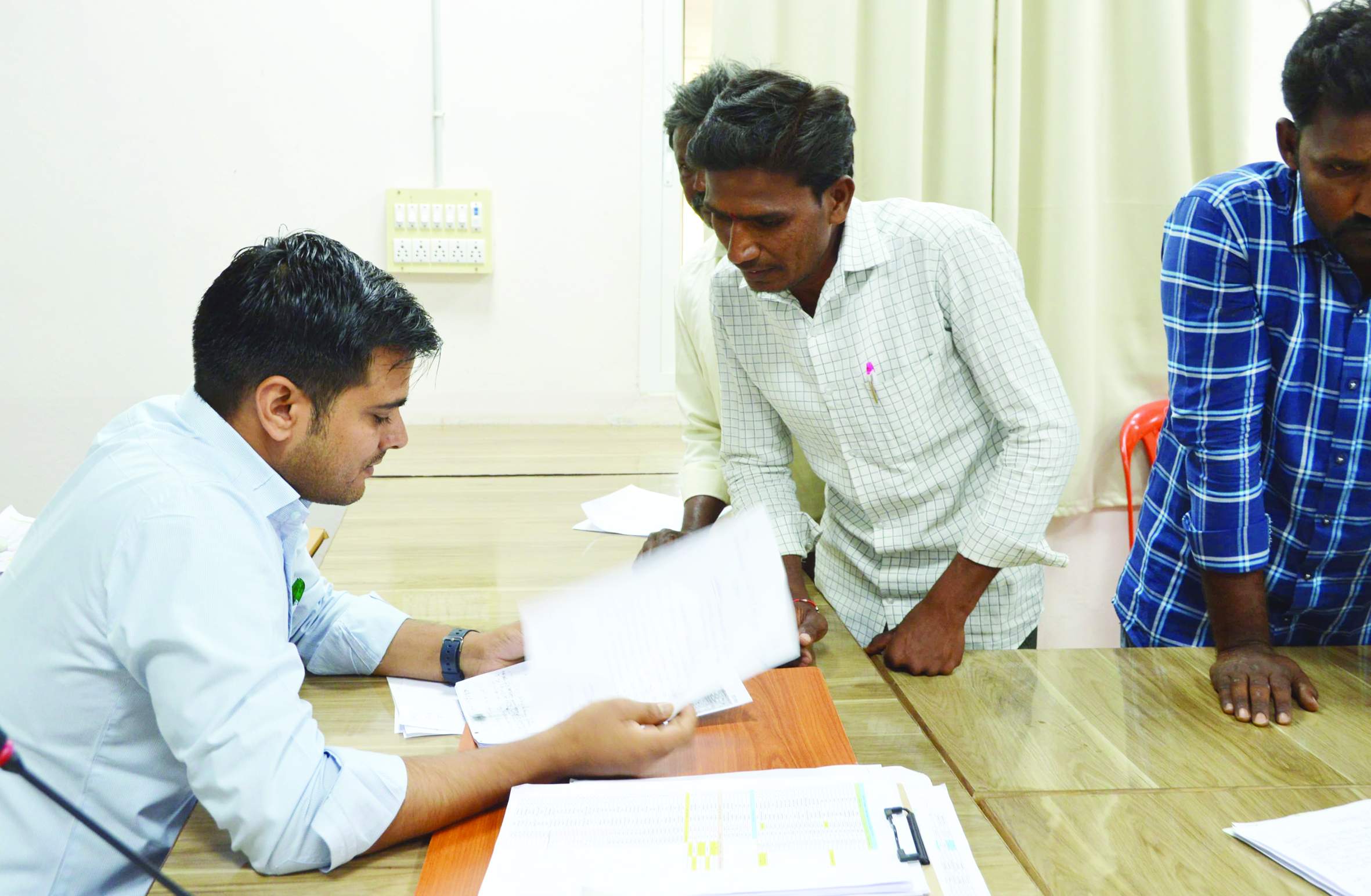 వినతి పత్రాలు స్వీకరిస్తున్న సబ్‌ కలెక్టర్‌ అభిషేక్‌ కుమార్‌