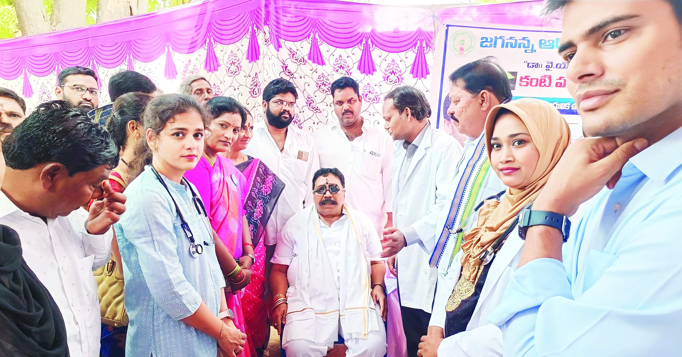 ఆదోనిలో కంటి పరీక్ష చేయించుకున్న ఎమ్మెల్యే