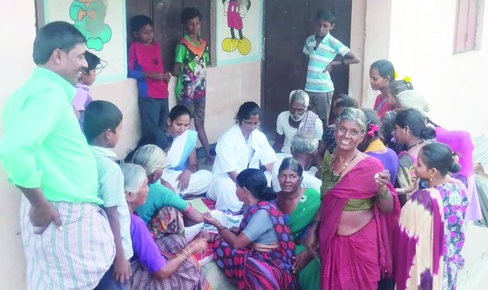 వైద్య పరీక్షలు చేస్తున్న వైద్య సిబ్బంది