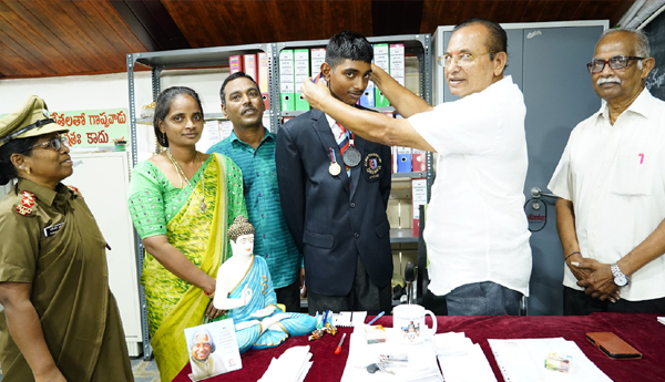 akhilesh-got-national-medal.