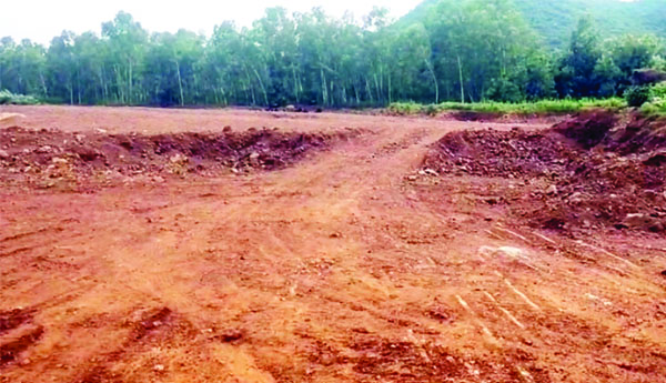 జగనన్న కాలనీ లేఅవుట్‌లో గ్రావెల్‌ అక్రమ తవ్వకాలు