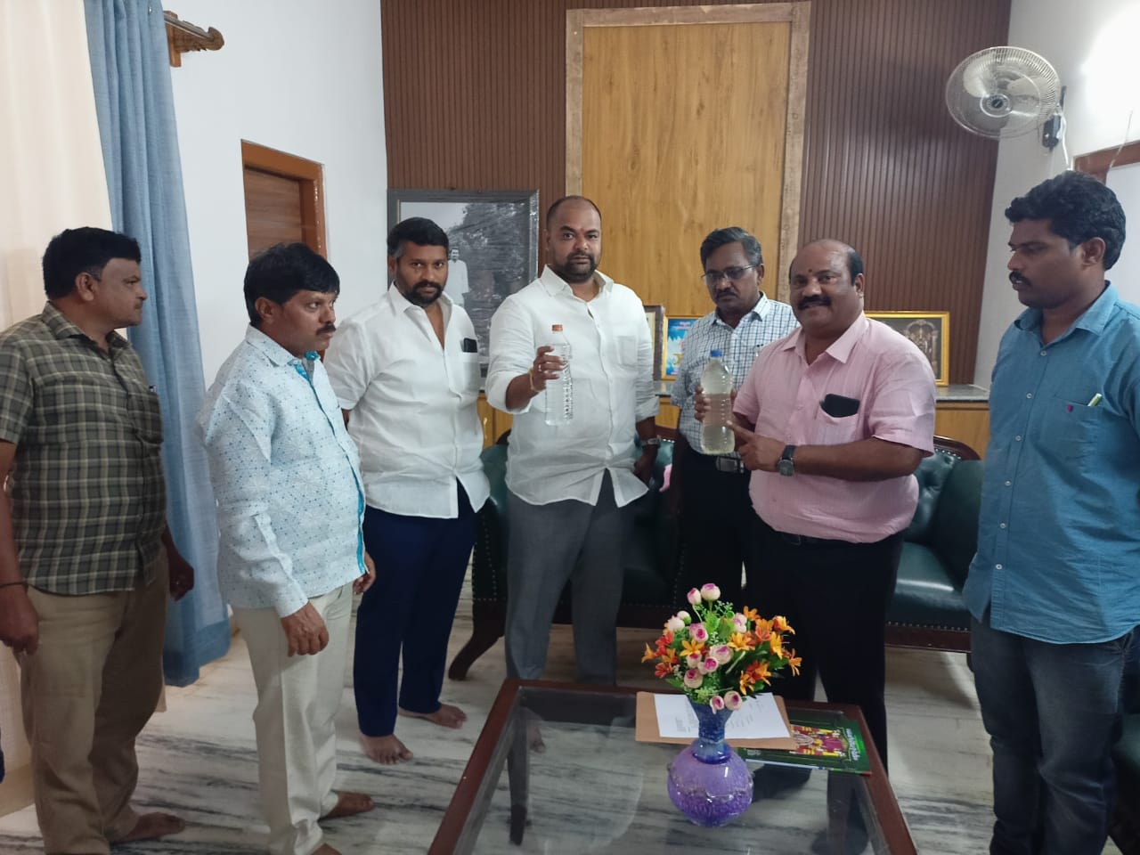 ఎమ్మెల్యేకు బాటిళ్లలో శుద్ధ జలం చూపిస్తున్న మున్సిపల్‌ కమిషనర్‌