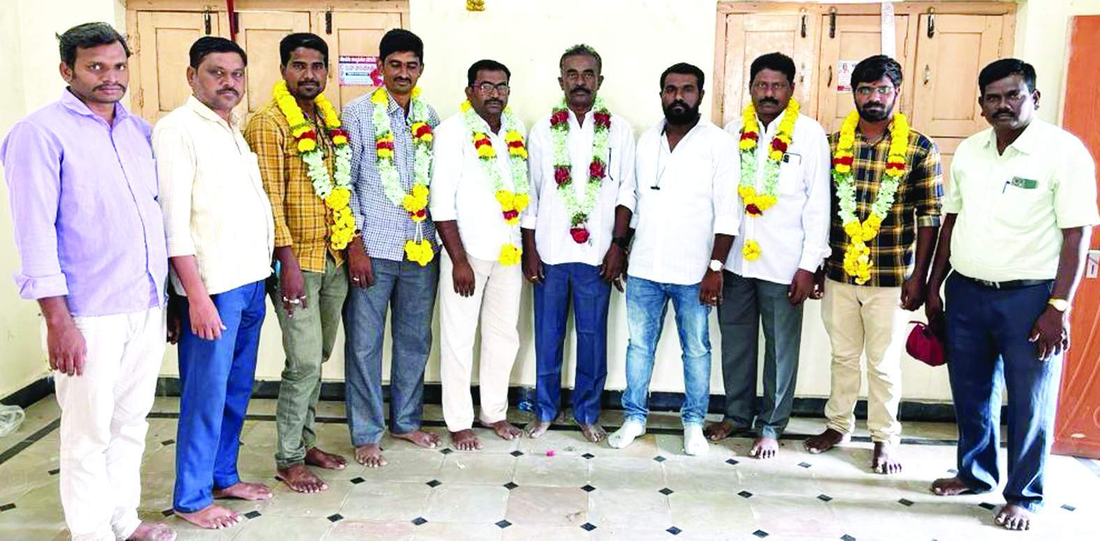 నూతన కమిటీని సన్మానిస్తున్న నాయకులు