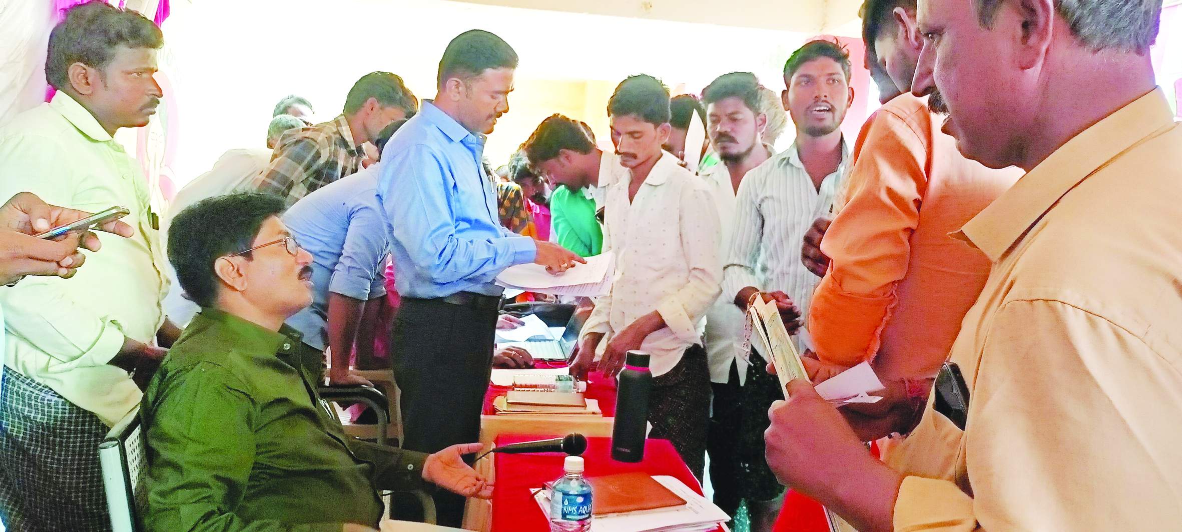 అధికారులపై ఆగ్రహిస్తున్న రైతులు