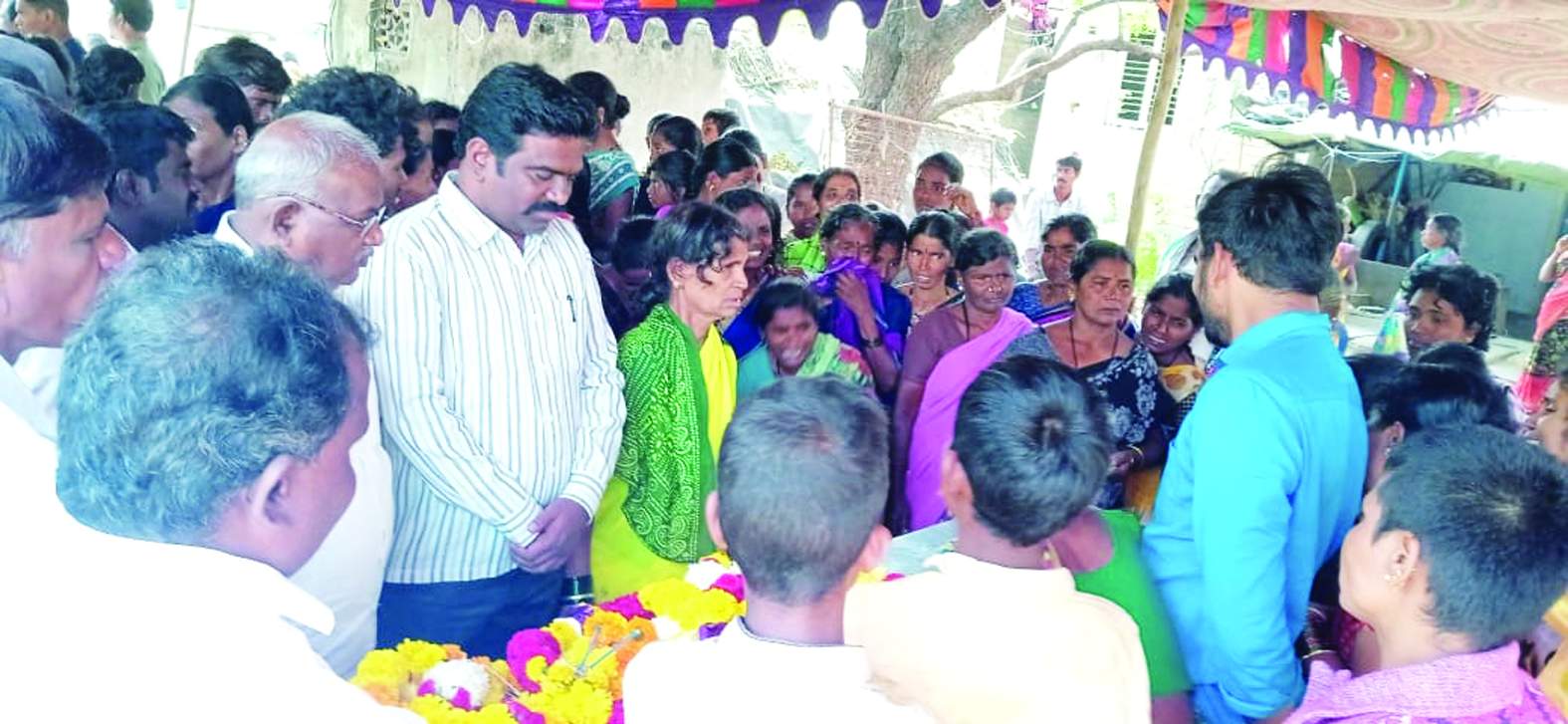 నివాళులర్పిస్తున్న రామాంజినేయులు, నారాయణ