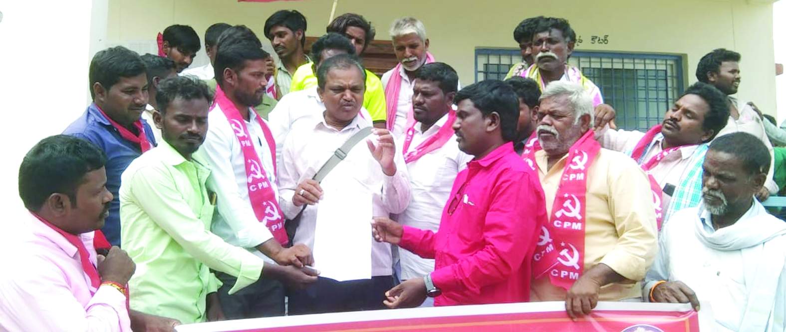 పంచాయతీ కార్యదర్శికి వినతిపత్రం అందజేస్తున్న సిపిఎం నాయకులు