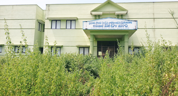 ప్రారంభానికి ముందే శిథిలావస్థకు..