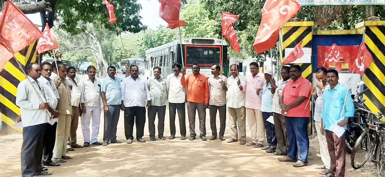 సమస్యల పరిష్కారానికి ఎస్‌డబ్ల్యుఎఫ్‌ నిరసన