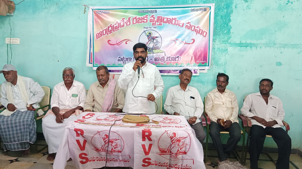 సమావేశంలో మాట్లాడుతున్న సి గుణశేఖర్
