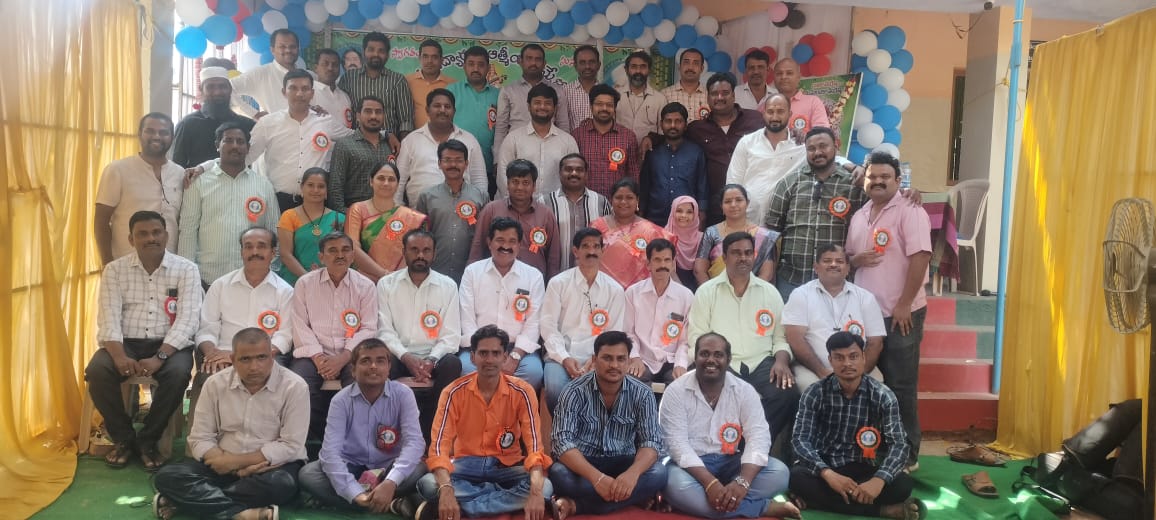 విద్యాబుద్ధులు చెప్పిన ఉపాధ్యాయులతో నాటి విద్యార్థులు