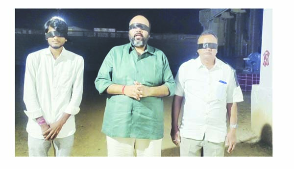 కళ్లకు గంతలు కట్టి టిడిపి నిరసన