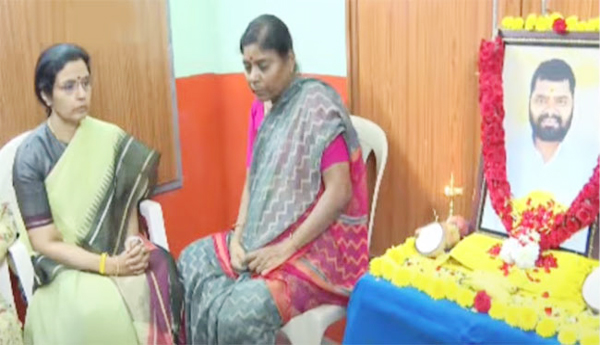Truth-wins-Yatra-begins-Bhuvaneshwari-visits-TDP-activists-family