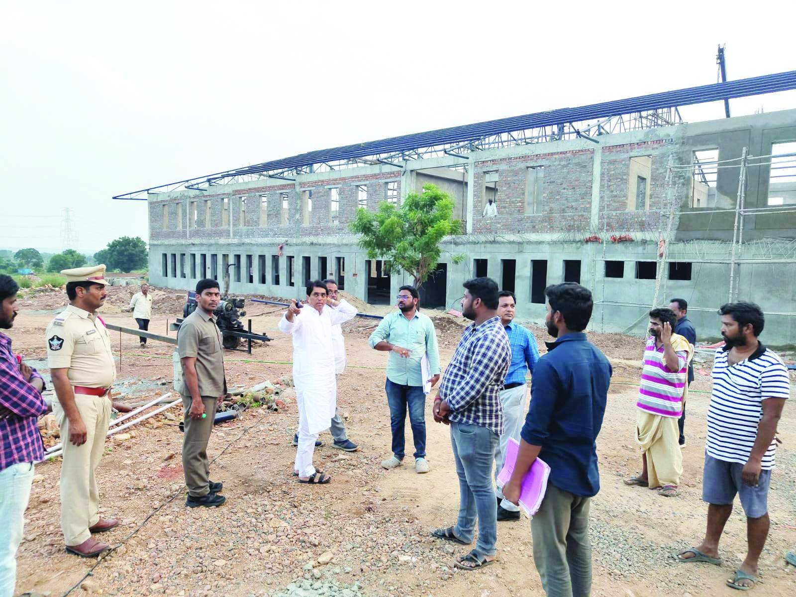 బిసి రెసిడెన్షియల్‌ బాలుర పాఠశాల, ఎంఎస్‌ఎంఇ, ఐటిఐ కాలేజీ పనులను పరిశీలిస్తున్న మంత్రి బుగ్గన