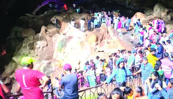 పోటెత్తిన పర్యాటకులు 