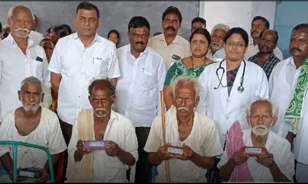 వృద్ధులకు కంటి అద్దాలను అందజేస్తున్న ఎంపీపీ బుగ్గన నాగభూషణం రెడ్డి