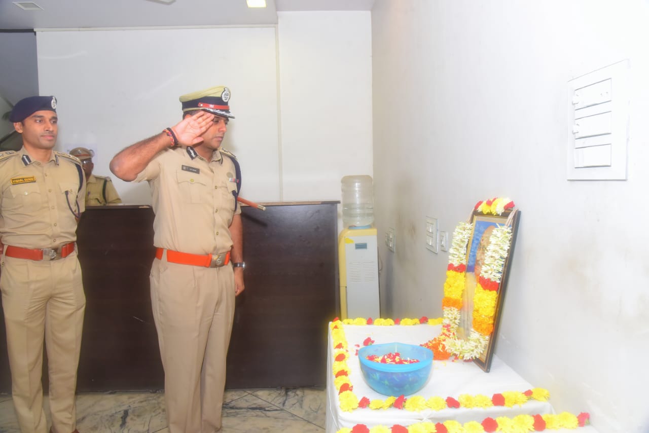 గాంధీ మార్గం అనుసరణీయం